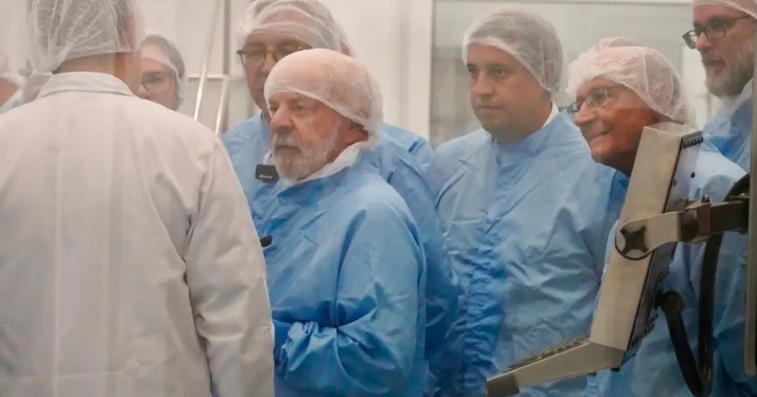 Em visita a uma fábrica de medicamentos, Lula diz que preocupação do Brasil é criar “míssil para salvar vidas”