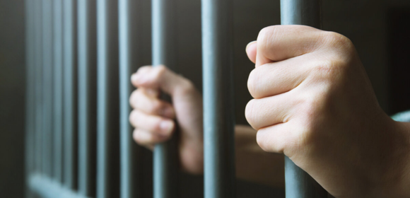 Projeto na Câmara prevê que preso destine 50% do salário para indenizar vítima