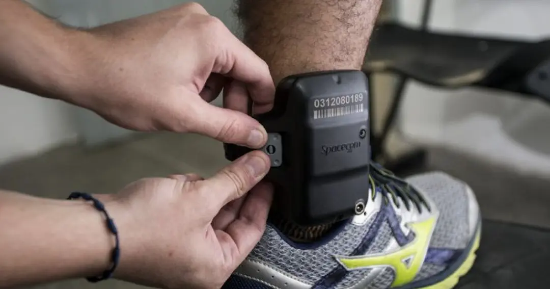 Projeto propõe inclusão de recursos para tornozeleiras eletrônicas na LDO para monitorar agressores de mulheres