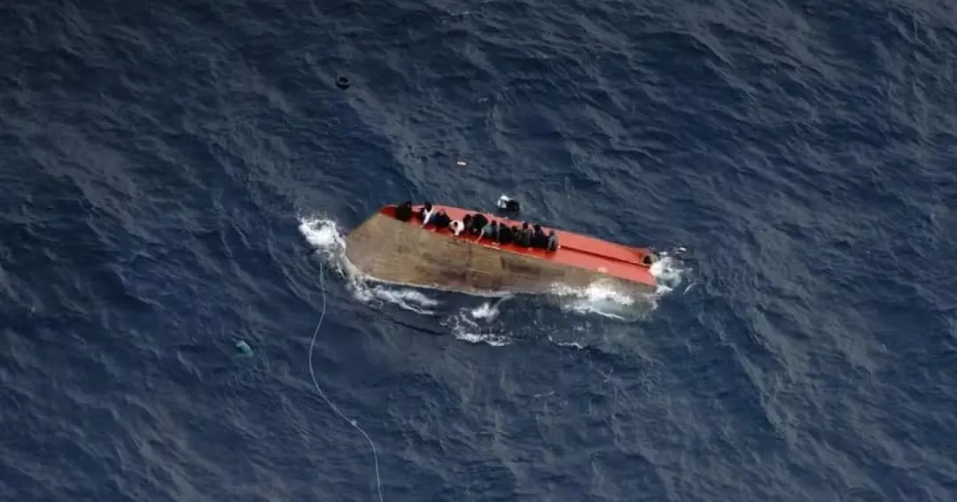 Barco com 105 pessoas naufraga no Mar Mediterrâneo