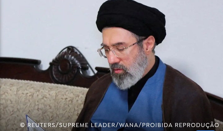 Khamenei reforça que Estreito de Ormuz terá novas regras para passagem