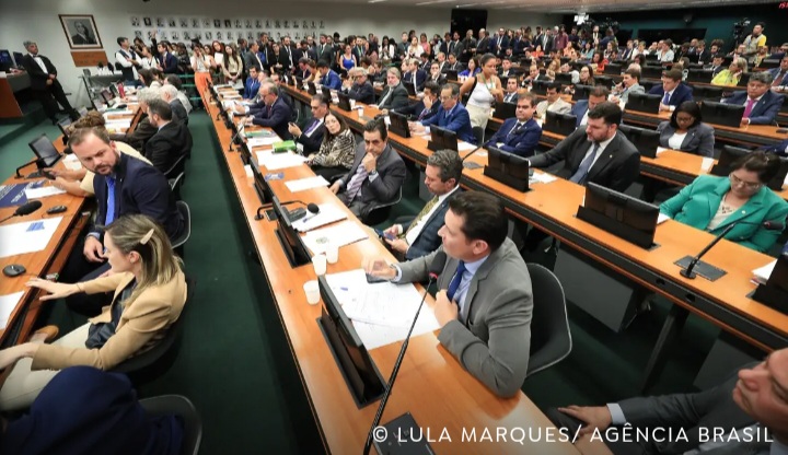 CCJ da Câmara retoma análise do fim da escala 6×1 nesta quarta