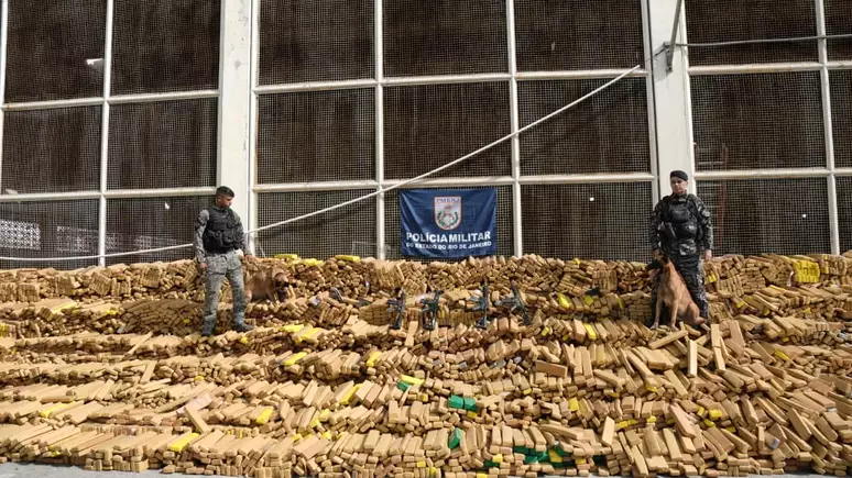 PM apreende quase 50 toneladas de maconha em bunker concretado no Complexo da Maré