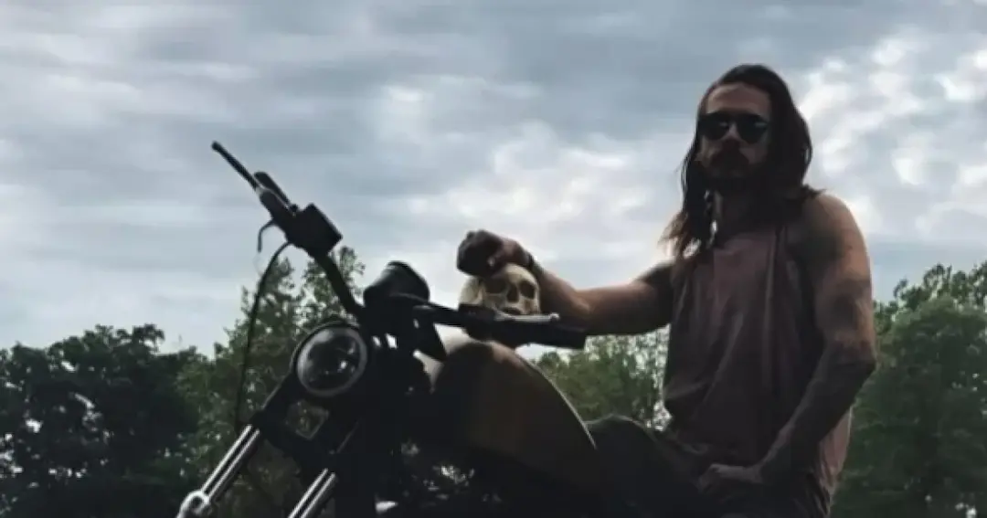 Homem responde a 500 acusações por roubar esqueletos de cemitério