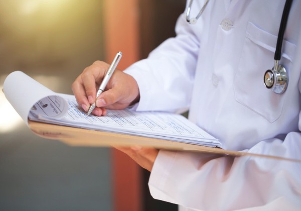 Projeto aprovado no Senado propõe piso de até R$ 13,6 mil para médicos e dentistas