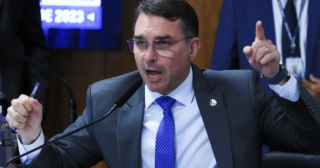 Flávio Bolsonaro critica fim da escala 6×1 e propõe pagamento por hora
