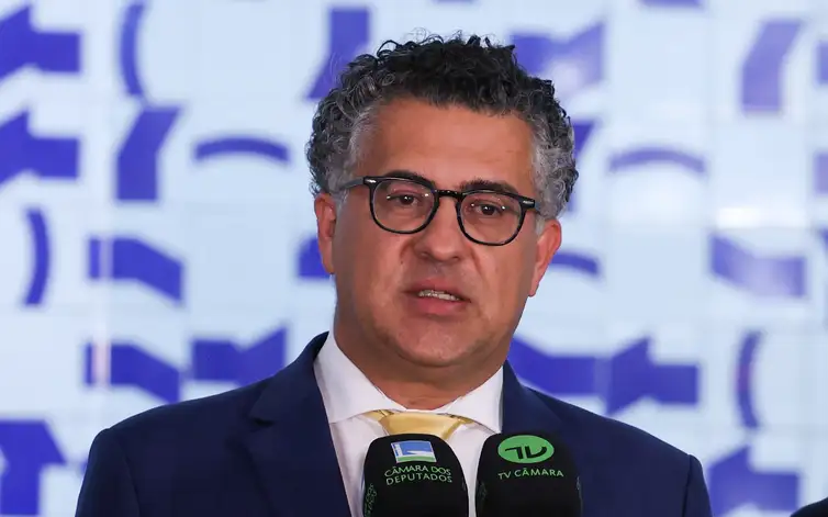 Parecer da 6×1 adiado; oposição e centrão pressionam por transição de 10 anos na redução da jornada
