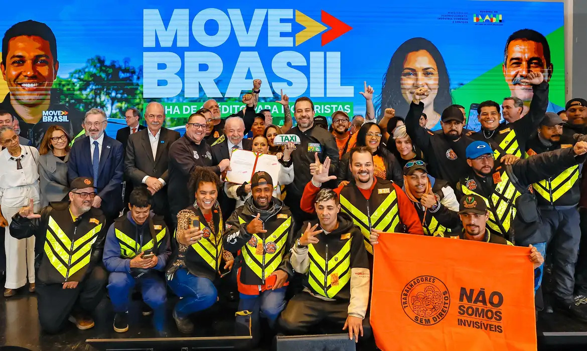 Lula cria programa de R$ 30 bi em crédito para motoristas de app e taxistas