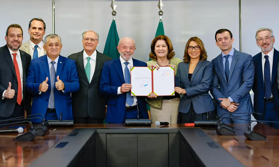Lula assina MP e zera “taxa das blusinhas”