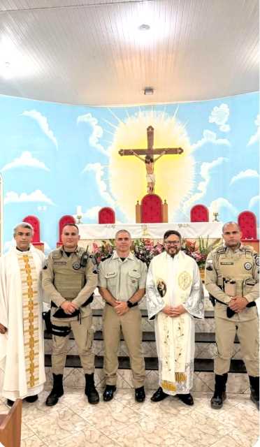 Fé e Segurança se Encontram: Policiais Militares participam de missa no trezenário de Santo Antônio em Itororó