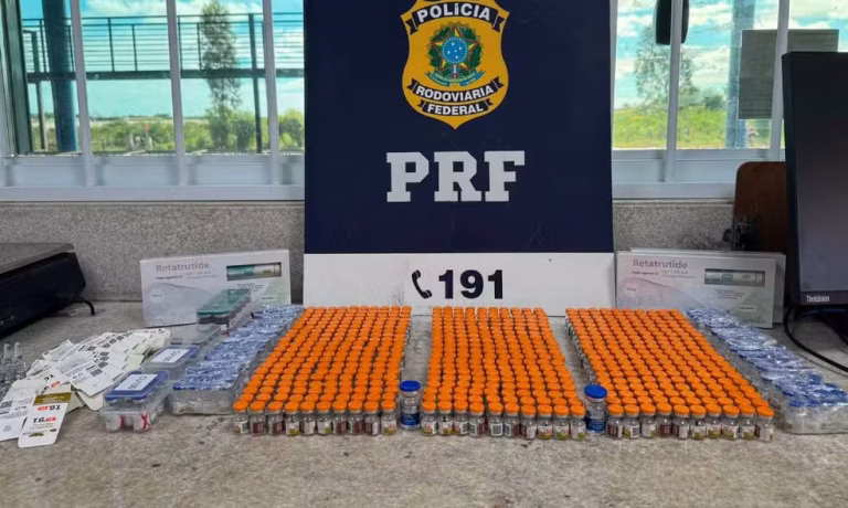 PRF apreende 14 kg de drogas e 720 ampolas de medicamentos em ônibus na BR-116