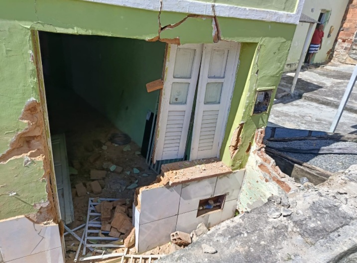 Carro dos Correios colide com residência no centro de Itapetinga