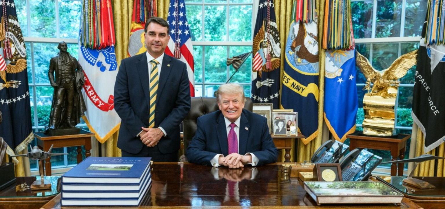 Após anúncio de tarifaço contra Brasil, Trump publica foto com Flávio Bolsonaro e o chama de “jovem inteligente”