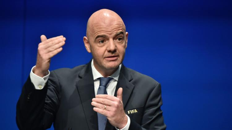 Presidente da FIFA é criticado após comemorar classificação da Argentina ao lado de dirigente