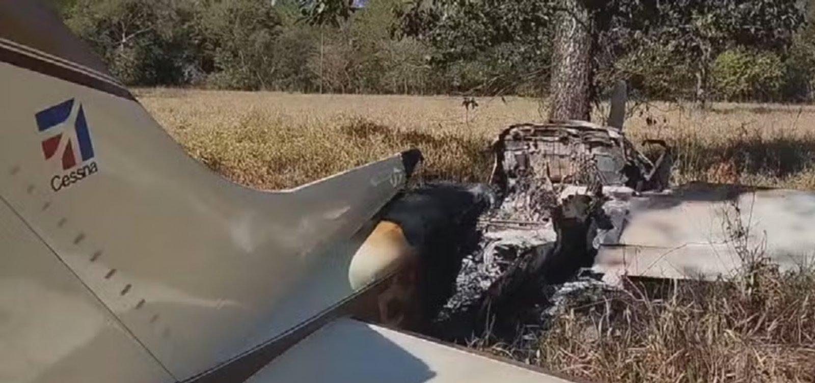 Avião com 300 kg de cocaína faz pouso forçado, pega fogo e piloto foge em Goiás
