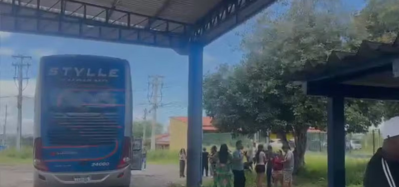 Motorista abandona ônibus com 46 passageiros e foge após PRF descobrir documento falso na Bahia