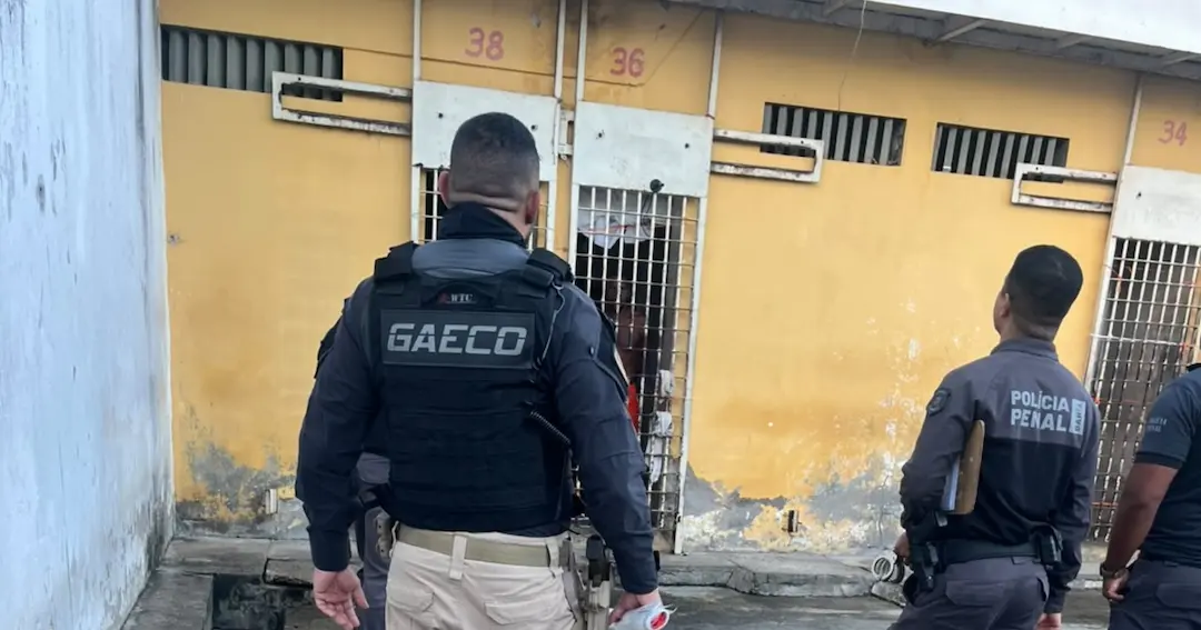 Policial penal é preso em operação contra esquema de entrada de celulares em presídio de Feira de Santana