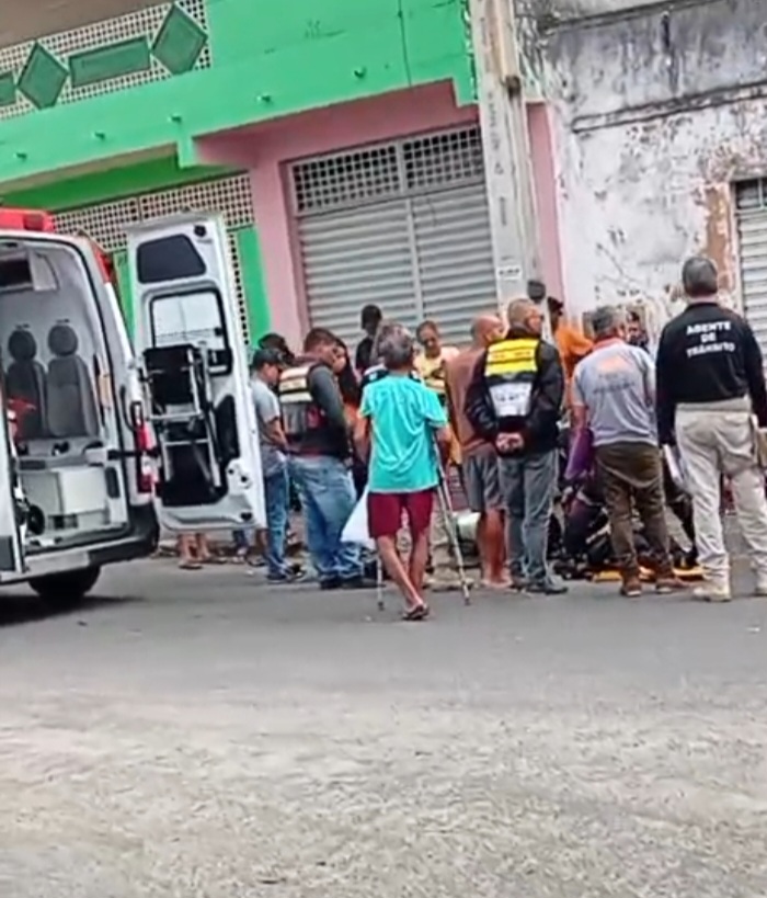Colisão contra poste deixa motociclista ferido em Itapetinga