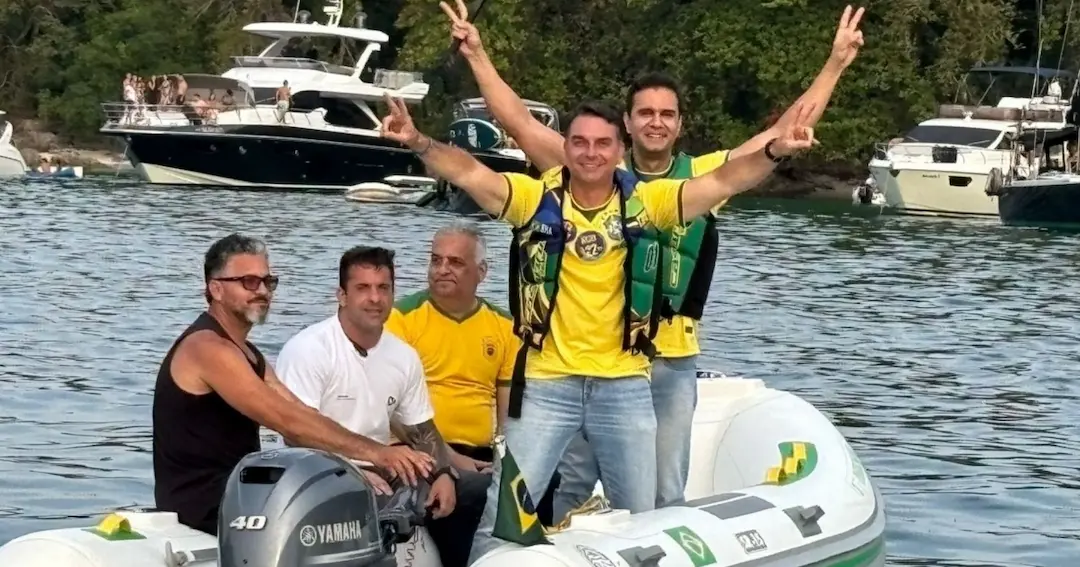 Barco colide em barqueata em apoio a Flávio Bolsonaro em Angra dos Reis