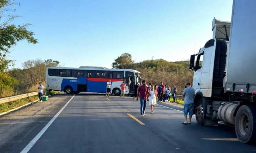 Jovem morre após grave acidente entre carro e ônibus na BR-116, em Vitória da Conquista