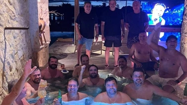 Foto encontrada pela PF em celular de senador registra encontro de parlamentares em propriedade no DF