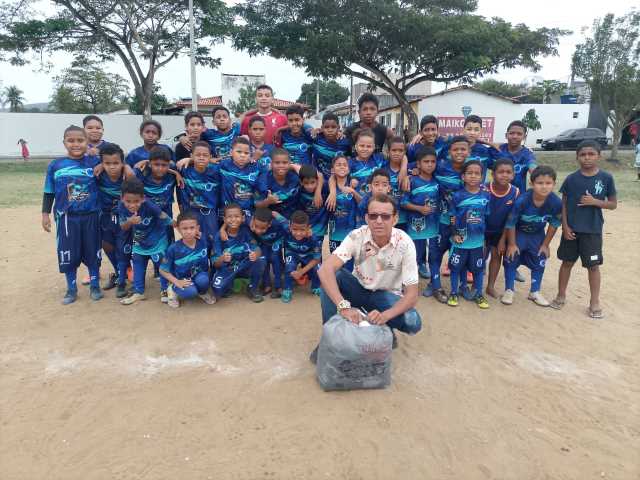 Itapetinga: Ualas do Gás reforça compromisso com a juventude ao doar uniformes para o futebol de base