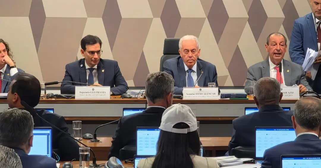 Omar Aziz apresenta relatório pela aprovação da PEC que muda a jornada de trabalho 6×1 e rejeita emendas da oposição