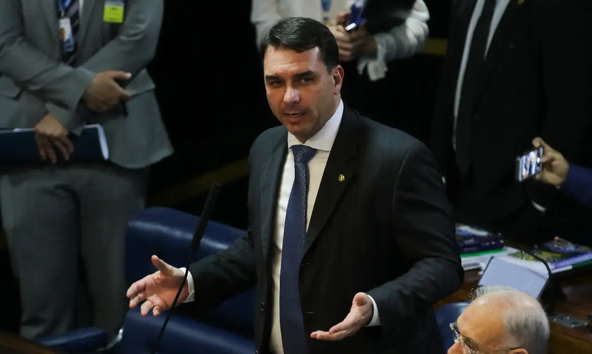 Defesa de Flávio Bolsonaro tentou levar caso Dark Horse a Mendonça