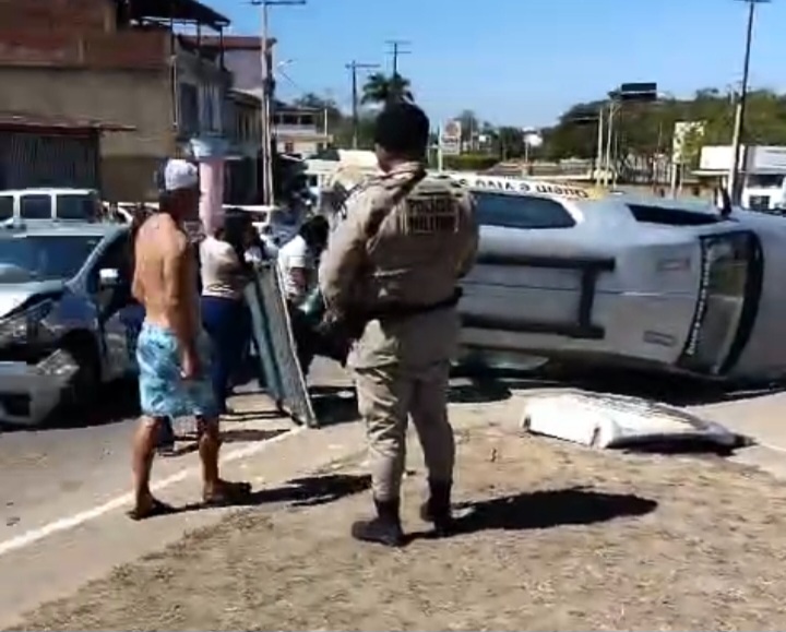 Acidente envolvendo carro funerário e Corolla provoca lentidão na BA-263, no perímetro urbano de Itapetinga