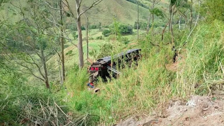 Ônibus com 48 passageiros cai de ribanceira e deixa cinco mortos em São Paulo