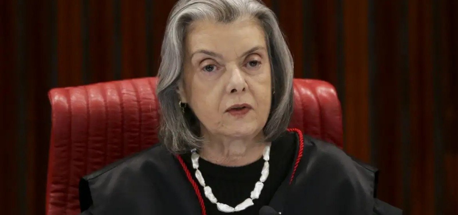 Cármen Lúcia pede desculpas ao povo brasileiro durante sessão do STF sobre caso Moraes