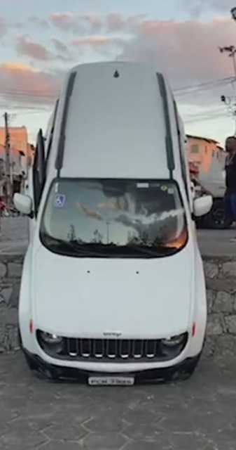 Motorista perde controle e Jeep Renegade fica preso em desnível no Parque Poliesportivo da Lagoa