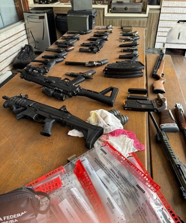 PF apreende 44 armas e R$ 535 mil em operação contra fraudes em clubes de atiradores de Feira de Santana