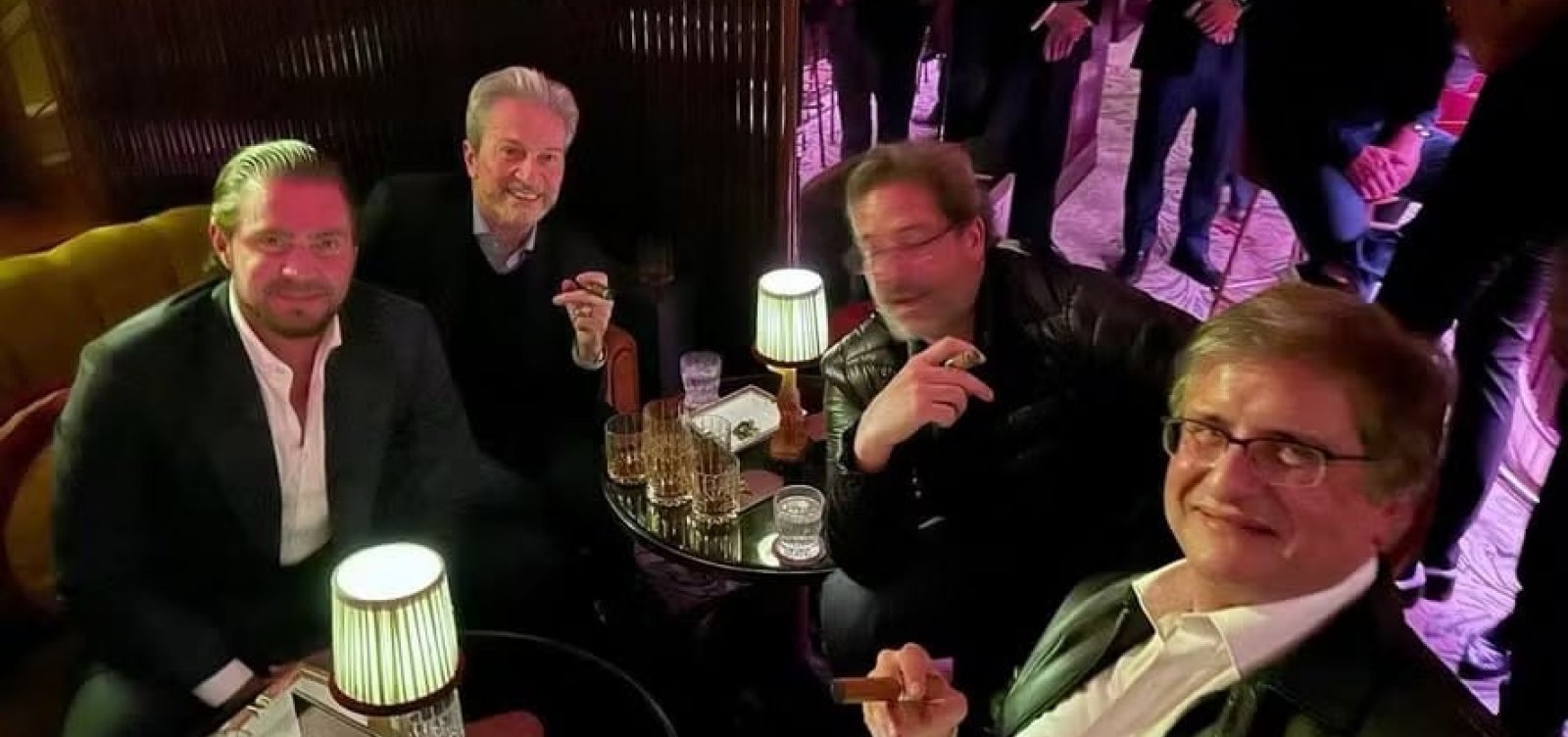 Foto encontrada no celular de Vorcaro mostra Gonet ao lado de ex-banqueiro em Londres