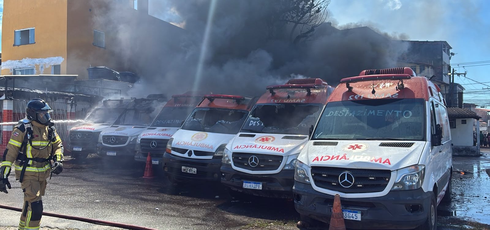 Incêndio atinge ambulâncias do Samu em Salvador e suspeita de ação criminosa é investigada