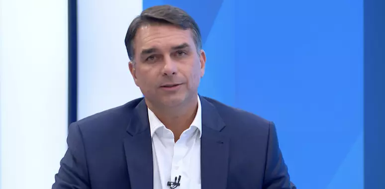 Cidades do Brasil tem panelaço durante sabatina de Flávio Bolsonaro