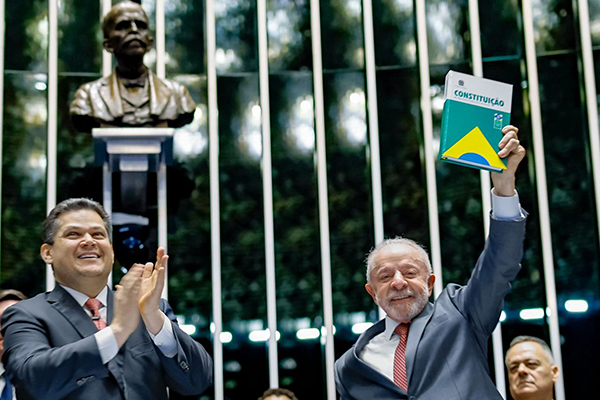 Aprovação do fim da escala 6×1 eleva avaliação positiva do governo Lula em 0,4 ponto