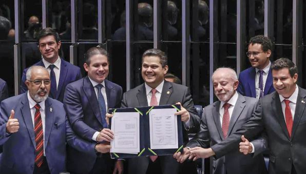 Lula minimiza crise com Alcolumbre e Motta durante promulgação da PEC da escala 6×1