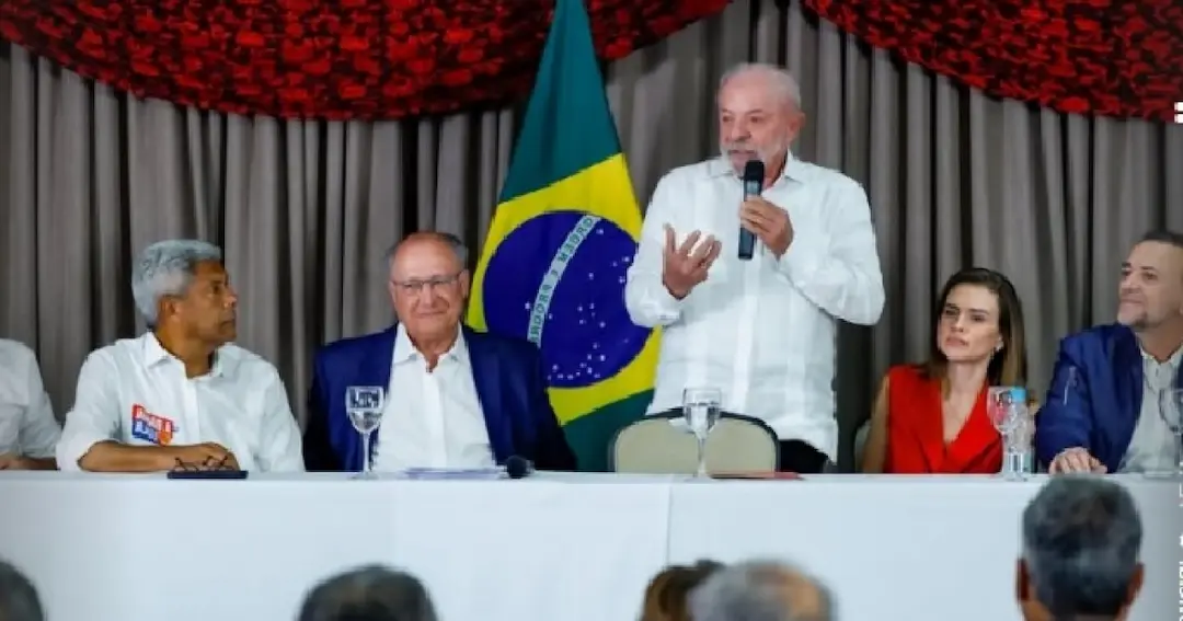 Lula reúne aliados e diz que quer fazer campanha na rua em diversos estados e falar mais nas rádios