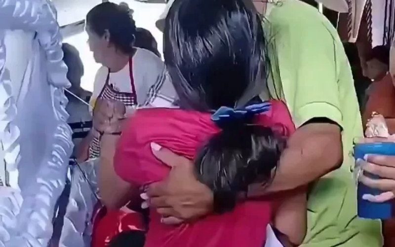 Adolescente de 15 anos se levanta de caixão após ter sido dada como morta